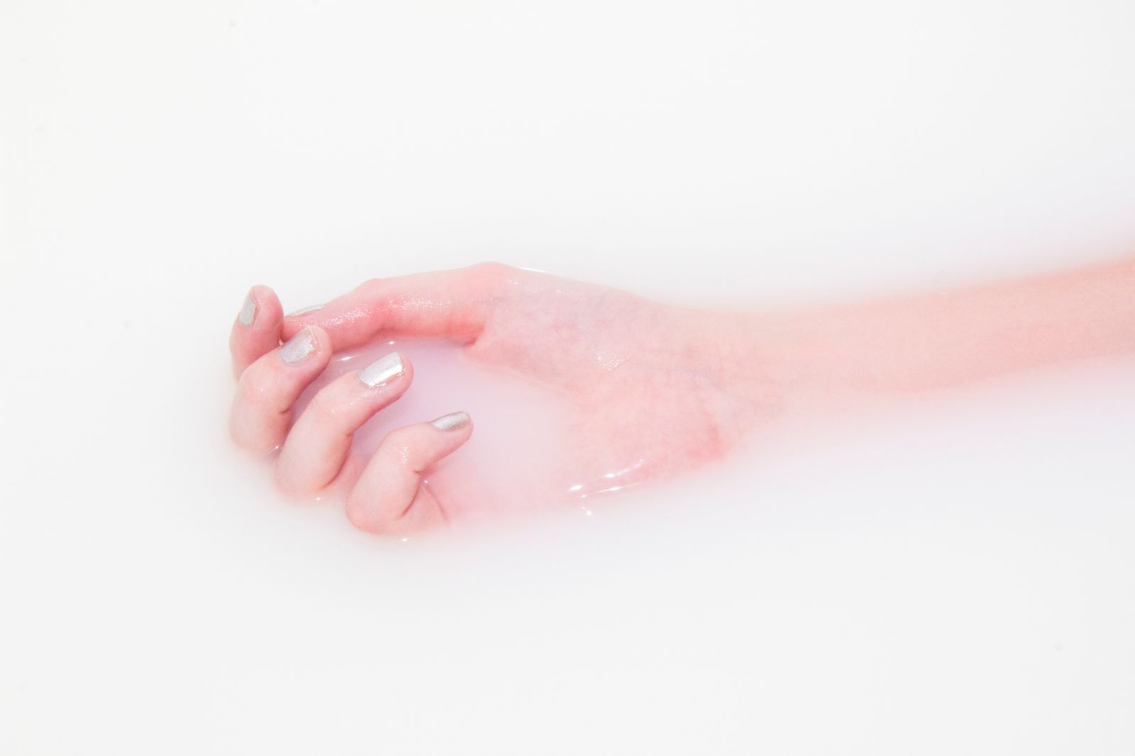Hand soaking during at-home acetone nail removal